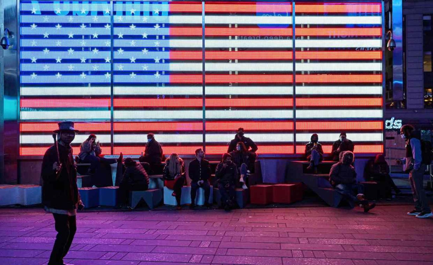 Wahltag in den USA: Auf dem Times Square haben sich ein paar Menschen versammelt