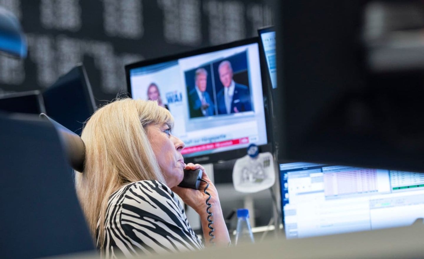Eine Händlerin sitzt im Handelssaal der Frankfurter Börse vor ihren Monitoren, auf denen auch Berichte über die US-Präsidentschaftswahl laufen