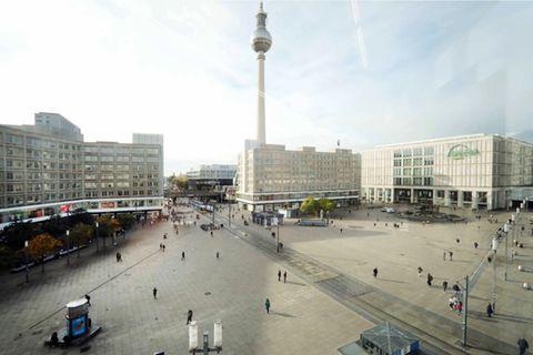 Nicht viel los auf dem Alexanderplatz in Berlin. Der zweite Lockdown wird die Wirtschaft aber nicht so hart treffen wie der erste