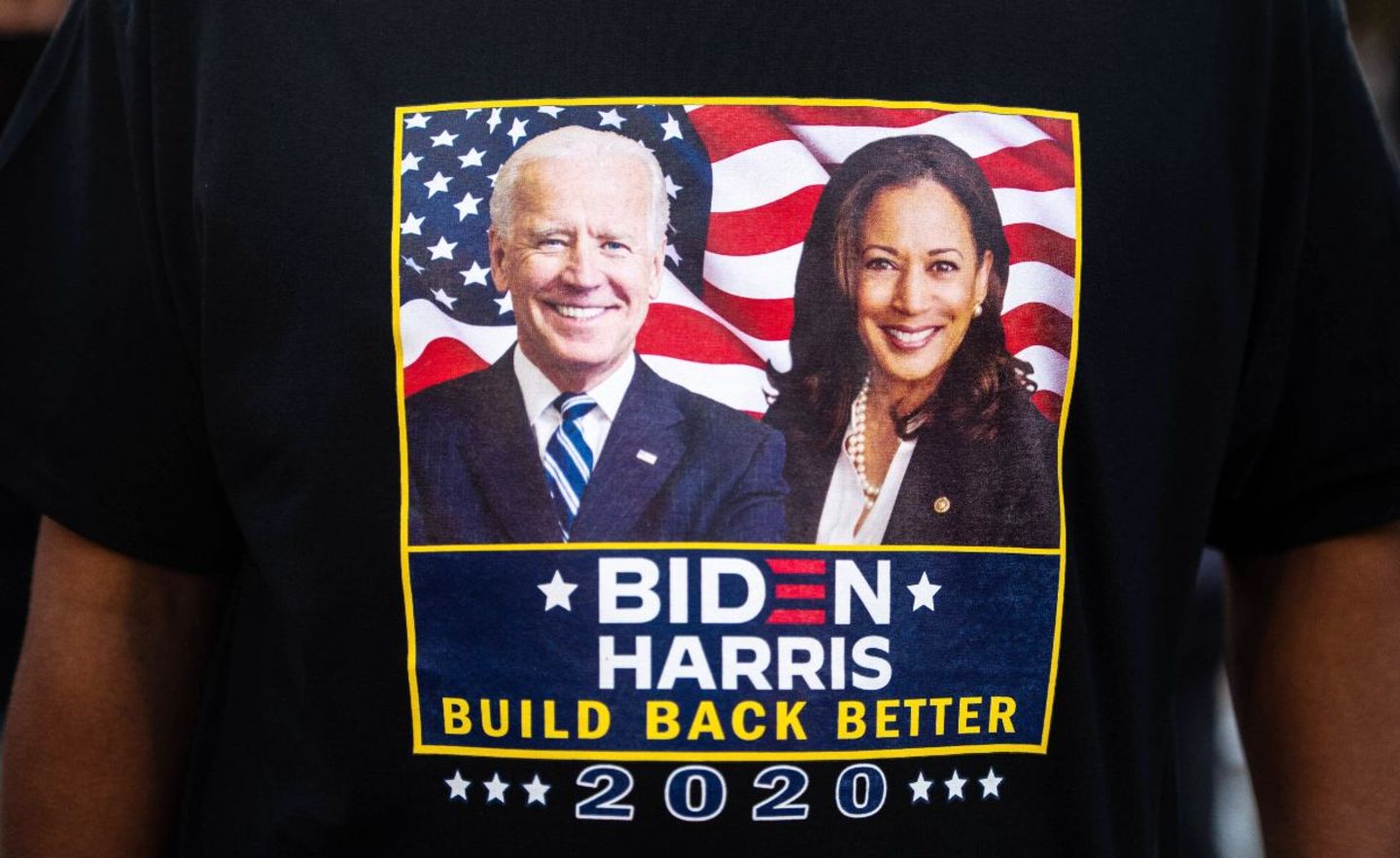 Ein Biden-Anhänger mit einem Biden-Harris-T-Shirt