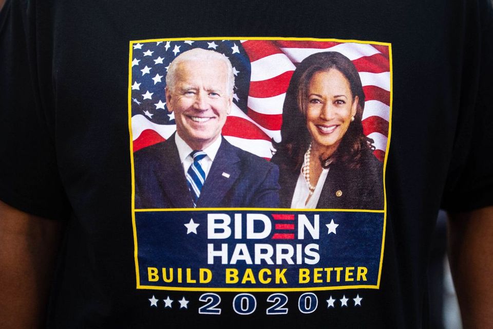 Ein Biden-Anhänger mit einem Biden-Harris-T-Shirt