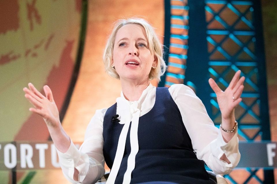 Accenture wird seit 2019 von einer Frau geführt. Julie Sweet hatte zuvor bei der Unternehmens- und Strategieberatung mit Sitz in Dublin das US-Geschäft geleitet. Sie folgte auf Pierre Nanterme. Er war wegen einer Erkrankung zurückgetreten. Accenture lag im Geschäftsjahr 2019 mit 43 Milliarden Dollar Umsatz auf Platz 279 der Fortune Global 500. Die Juristin Sweet führt 492.000 Beschäftigte. Das ist mit Abstand die größte Belegschaft der weiblichen CEOs dieser Liste.