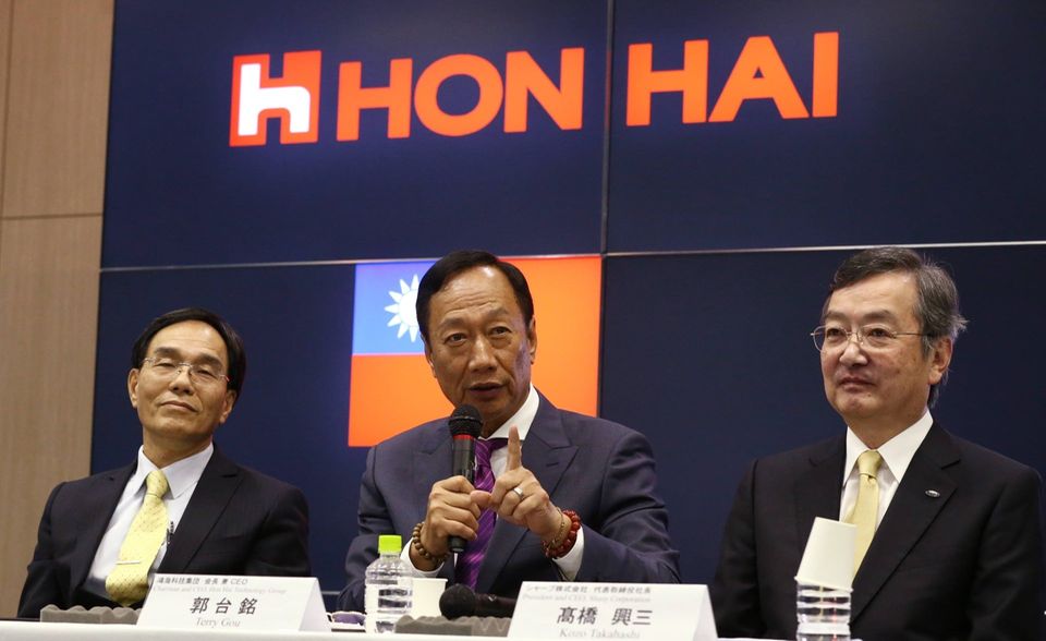 Hon Hai Precision Industry, besser bekannt als Foxconn, hat im Geschäftsjahr 2019 genau 757.404 Mitarbeiter gezählt, wie „Fortune“ berichtete. Das machte den Apple-Zulieferer zum sechstgrößten Arbeitgeber der Global 500. 173 Milliarden Dollar Umsatz (minus 1,6 Prozent) bedeuteten im Gesamt-Ranking Platz 26.