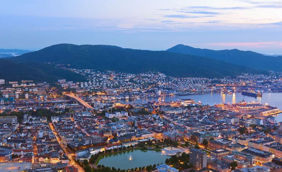 Norwegen deckt mit über 1600 Wasserkraftwerken fast seinen gesamten Strombedarf. „Mit neuen Anlagen und Kabeln auf dem Meeresgrund treibt Norwegen die Energiewende voran. Für die Klimabilanz ist das positiv, doch die Natur leidet oft“, berichtete die „Süddeutsche Zeitung“ 2018. Bei dieser Energiequelle müsse grundsätzlich zwischen Umweltschäden und gesellschaftlichem Nutzen abgewägt werden, sagte ein Experte damals. Norwegen hat laut BP 2019 rund 125,3 Terawattstunden aus Wasserkraft generiert. Das waren 9,9 Prozent weniger als im Vorjahr – das größte Minus der Top 10.