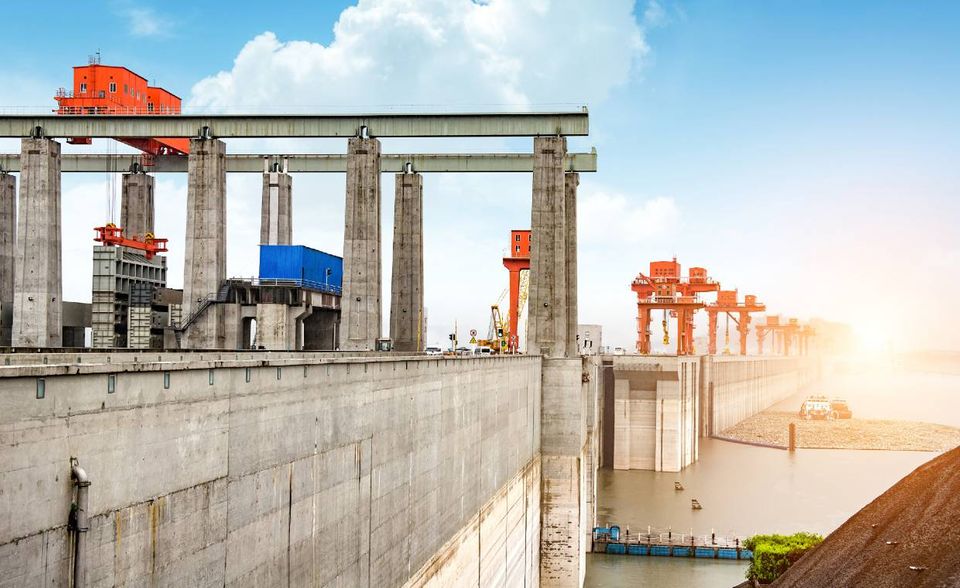 Kein Land produziert auch nur annähernd so viel Energie aus Wasserkraft wie China. Die Volksrepublik kam 2019 laut BP auf 1269,7 Terawattstunden. Das entsprach fast einem Drittel des weltweit erzeugten Stroms aus Wasserkraft. China baute seine Vormachtstellung mit einem Plus von 5,9 Prozent aus. Deutschland lag im weltweiten Vergleich auf Platz 28 mit 20,2 Terawattstunden, mehr als dreimal so viel wie die Bilanz des Vereinigten Königreichs. „In der Bundesrepublik sind die vorhandenen technischen Potenziale unter Berücksichtigung ökologischer und ökonomischer Aspekte weitestgehend ausgeschöpft“, heißt es beim Bundesamt für Naturschutz zur Wasserkraft.
