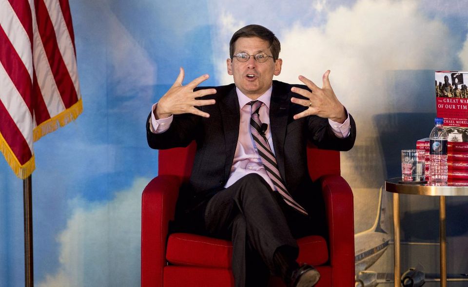 Sehr gute Chancen für das Amt des Chefspions in Washington werden Michael Morell eingeräumt – im Bild bei einer Buchvorstellung. Er war bereits Direktor der CIA und blickt auf eine lange Laufbahn im Geheimdienst zurück. Auch andere Namen werden gehandelt: die Anwältin Avril Haines, eine frühere stellvertretende Direktorin im Nationalen Sicherheitsrat. Sogar ein Republikaner scheint nicht ausgeschlossen: Mike Rogers, früherer Vorsitzender des Geheimdienstausschusses im Abgeordnetenhaus.
