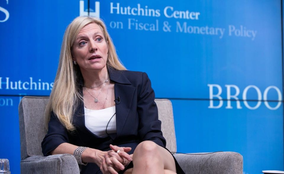 Geschichte kann Biden schreiben, wenn er eine Frau oder eine „Person of Color“ mit dem Finanzministerium betraut. Nur in der „Treasury“ und im Verteidigungsministerium hatten bisher stets weiße Männer das Sagen. Favoritin für das Amt der Finanzministerin ist Lael Brainard, gegenwärtig Gouverneurin bei der US-Notenbank Federal Reserve, die in dem Finanzministerium schon als Staatssekretärin für internationale Beziehungen diente. Ihr Aufgabengebiet bei der Fed ist die Regulierung des Finanzsektors. Als weitere mögliche Kandidaten werden genannt: die frühere Zentralbankchefin Janet Yellen, die gescheiterte demokratische Präsidentschaftsbewerberin Elisabeth Warren und der schwarze Präsident der Zentralbank von Atlanta Raphael Bostic.