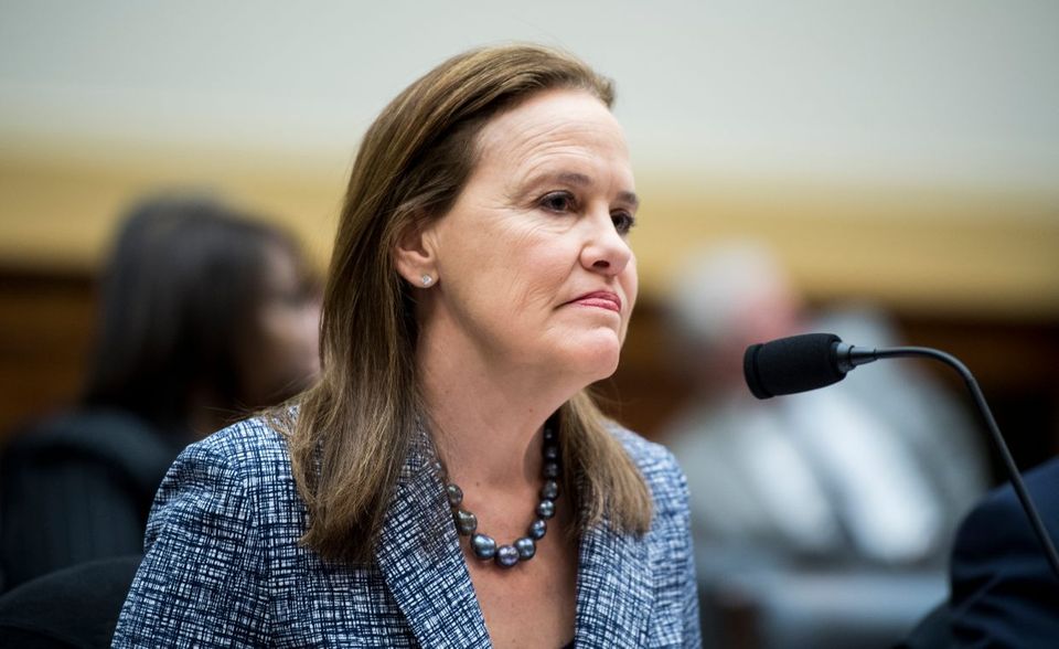 Als heiße Kandidatin wird Michele Flournoy gehandelt, eine ehemalige Unterstaatssekretärin im Verteidigungsministerium. Hoch oben auf ihrer Agenda stehen die sicherheitspolitischen Interessen Chinas und die Ausstattung der US-Streitkräfte mit Spitzentechnologie. Sie hat Bidens Wahlkampfteam in Verteidigungsfragen beraten und sitzt im Aufsichtsrat der Strategieberatung Booz Allen Hamilton. Ebenfalls im Rennen sind die Senatorin Tammy Duckworth, Irak-Veteranin im Rollstuhl, und Senator Jack Reed.