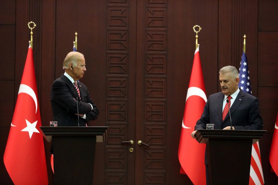 Joe Biden (l.) als US-Vizepräsident in 2016 bei einer Pressekonferenz mit dem türkischen Premierminister Binali Yildirim. Unter Bidens Präsidentschaft dürfte der Ton gegenüber Ankara wieder deutlich kritischer werden