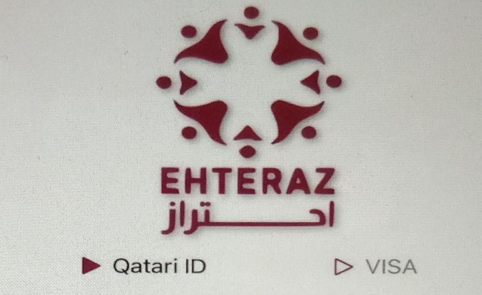 In Katar ist die Corona-Warn-App Ehteraz (Deutsch: „Vorsicht“) seit Ende Mai für Einwohner und Einreisende Pflicht. In den vergangenen Monaten machten immer mehr Geschäfte, Banken und Büros die App zur Voraussetzung für den Einlass. Wer ohne App erwischt wird, muss zudem mit Bußgeldern und im schlimmsten Falle sogar mit einer Haftstrafe rechnen. Nachdem Ehteraz an den Start gegangen war, hatte unter anderem die Menschenrechtsorganisation Amnesty International über Sicherheitslücken in der App berichtet. So waren zwischenzeitlich bis zu eine Million persönlicher Daten von Nutzern für Dritte zugänglich. Kritik gab es auch für den Zugriff, den die App auf Fotos und Telefonkontakte verlange. Im Juni kündigten katarische Behörden an, die Lücke sei geschlossen worden.