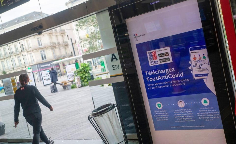 Am 22. Oktober ging in Frankreich die App „Tous anti Covid“ (Deutsch: Alle gegen Covid“) an den Start. Sie soll ihre Vorgängerin StopCovid ablösen. Eigentlich sollte die App ein „Prestige-Projekt“ werden, im Oktober musste Frankreichs Präsident Emmanuel Macron aber bilanzieren: „Das hat nicht funktioniert.“ Nur 2,6 Millionen Franzosen hatten die App bis Mitte Oktober heruntergeladen, das entspricht knapp vier Prozent der Bevölkerung. Als Grund für die Zurückhaltung gaben viele an, dass die App ständig aktiv war und zu viel Strom verbraucht habe. „Tous anti Covid“ setzt jetzt auf einige Neuerungen. Nutzer müssen die App nun manuell aktivieren. Der Scan von QR-Codes beispielsweise am Eingang von Geschäften oder Lokalen soll die Franzosen außerdem ermutigen, die App unterwegs mehr zu nutzen. Anders als „StopCovid“ setzt ihre Nachfolgerin auf Informationen in Echtzeit, um Nutzer über das Infektionsgeschehen in ihrem Umfeld auf dem Laufenden zu halten.