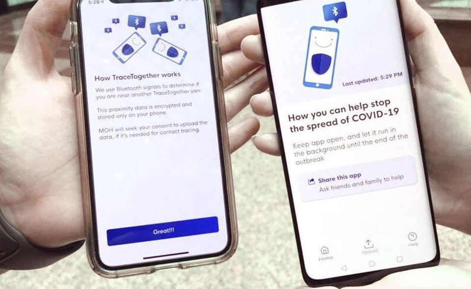 Singapur war eines der ersten Länder, das eine Corona-Tracing-App entwickelte. Rund zwei Drittel der Bevölkerung haben die App mittlerweile heruntergeladen. Die App könnte aber bald vom sogenannten „Trace Together Token“ abgelöst werden. Nach einem erfolgreichen Test des Tokens für ältere Menschen besitzt mittlerweile knapp die Hälfte der Bevölkerung den grauen Anhänger mit Memory-Chip und Antenne. Technisch setzt der Anhänger dabei wie die App auf das Tracing mittels Bluetooth-Signal. Bis auf Weiteres sollen App und Token parallel genutzt werden. Für Studenten ist die kleine graue Box ab Dezember allerdings Pflicht.