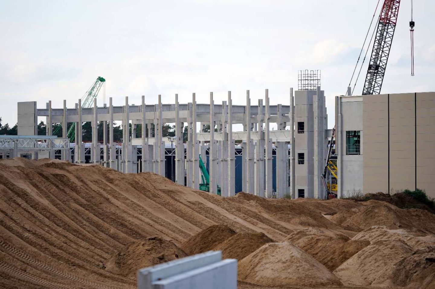 Tesla-Baustelle in Grünheide: Schon im Sommer 2021 sollen hier die ersten Elektroautos vom Band rollen