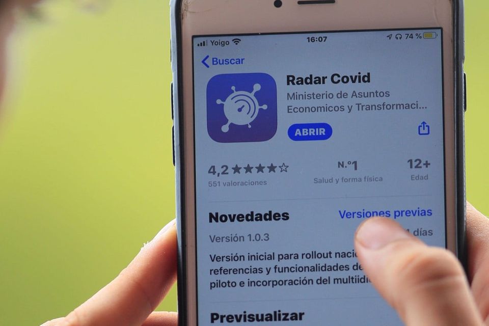 In der ersten Jahreshälfte nutzte Spanien noch viele verschiedene regionale Corona-Apps. Mit „RadarCovid“ setzt das Land seit September auf einen übergreifenden Anbieter. Die Warn-App wurde von der staatlichen Behörde für Digitalisierung entwickelt und soll von den regionalen Gesundheitsbehörden in Betrieb genommen werden. In elf Regionen war „RadarCovid“ im Oktober bereits verfügbar. Wie spanische Medien berichten, hat bislang aber nur ein Zehntel der Spanier die App heruntergeladen. Seit Ende Oktober ist die App dabei auch mit der europäischen Warnplattform verbunden, die den Austausch von Infektionswarnungen unter den beteiligten nationalen Apps ermöglicht.