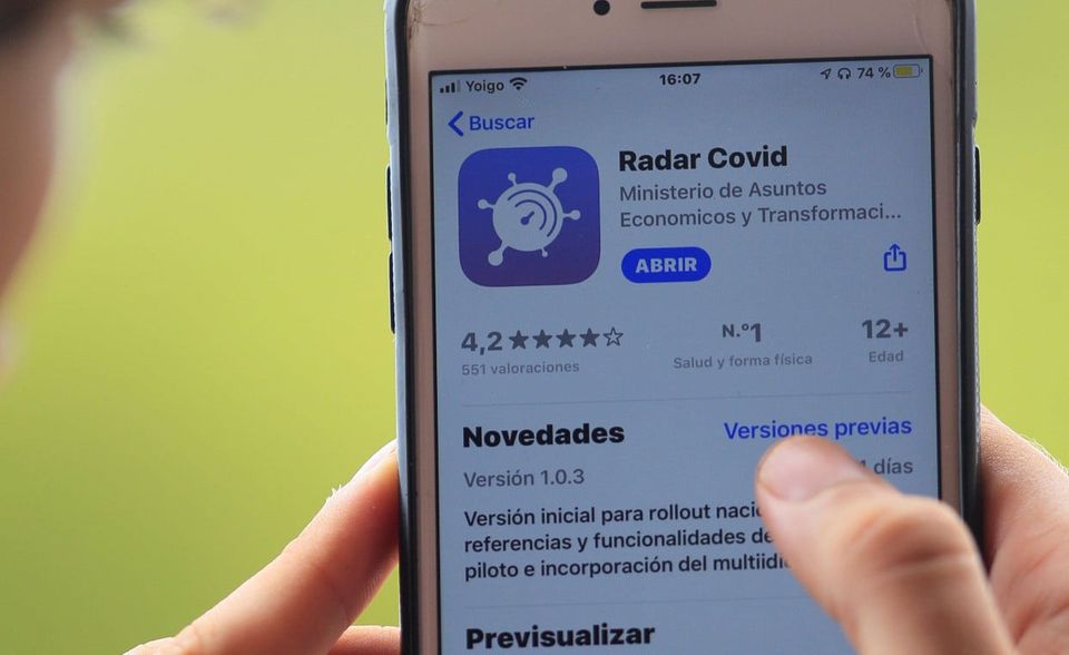 In der ersten Jahreshälfte nutzte Spanien noch viele verschiedene regionale Corona-Apps. Mit „RadarCovid“ setzt das Land seit September auf einen übergreifenden Anbieter. Die Warn-App wurde von der staatlichen Behörde für Digitalisierung entwickelt und soll von den regionalen Gesundheitsbehörden in Betrieb genommen werden. In elf Regionen war „RadarCovid“ im Oktober bereits verfügbar. Wie spanische Medien berichten, hat bislang aber nur ein Zehntel der Spanier die App heruntergeladen. Seit Ende Oktober ist die App dabei auch mit der europäischen Warnplattform verbunden, die den Austausch von Infektionswarnungen unter den beteiligten nationalen Apps ermöglicht.