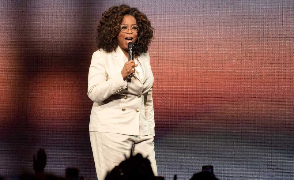Oprah Winfrey hat sich aus eigener Kraft ihren Amerikanischen Traum verwirklicht. Die Tochter einer Teenagerin im ländlichen Mississippi wuchs in bitterer Armut auf. Als Talkshow-Moderatorin stieg Winfrey nicht nur zu einer der reichsten Frauen des Landes, sondern auch zu einer moralischen Instanz auf. Die 66-Jährige kam mit 2,6 Milliarden Dollar auf Platz neun der reichsten Selfmade-Frauen der USA. Im Milliardärs-Ranking 2019 hatte „Forbes“ Winfrey mit 2,5 Milliarden Dollar geführt.
