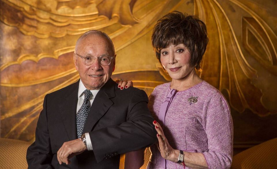 Lynda Resnick ist ebenfalls mit ihrem Ehemann als Geschäftspartner zu einer der reichsten Selfmade-Unternehmerinnen der USA geworden. Sie und Stewart Resnick sind über ihre Holding The Wonderful Company vor allem im Lebensmittel- und Getränkemarkt aktiv. Ihnen gehört unter anderem die Mineralwassermarke Fiji Water. „Forbes“ taxierte das Vermögen der 77-Jährigen auf 3,6 Milliarden Dollar. Das waren 800 Millionen Dollar mehr als bei der im Juni 2019 veröffentlichten Selfmade-Frauen-Rangliste.