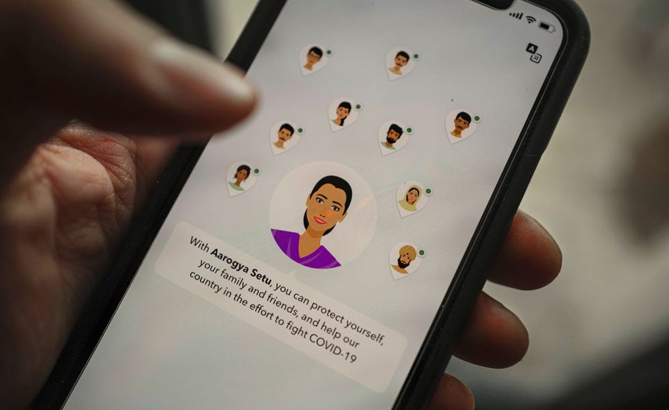 Mehr als 160 Millionen Inder haben die App „Aarogya Setu“ mittlerweile auf ihrem Handy. Indischen Medien zufolge ist sie damit die Warn-App mit den meisten Nutzern weltweit. Schon in den ersten zwei Wochen nach Launch zählte die Applikation nach Angaben der Behörden rund 50 Millionen Nutzer. Im Alltag wird sie für viele Inder aber schon alleine deshalb nötig, weil private Geschäfte und Büros auf die App als Nachweis für ein niedriges Infektionsrisiko setzen. Pflicht ist die App allerdings nicht. Erst Ende Oktober entschied der Karnataka High Court für die gleichnamige Region, dass öffentliche Einrichtungen die App nicht zur Voraussetzung für ihre Leistungen machen dürfen. Technisch setzt die App auf eine Doppelstrategie: Sie registriert über Bluetooth nicht nur Smartphones in ihrer Nähe, sondern wertet mittels GPS auch den Standort der Nutzer aus. In den vergangenen Monaten stand sie in indischen Medien daher immer wieder für mangelnden Datenschutz in der Kritik.