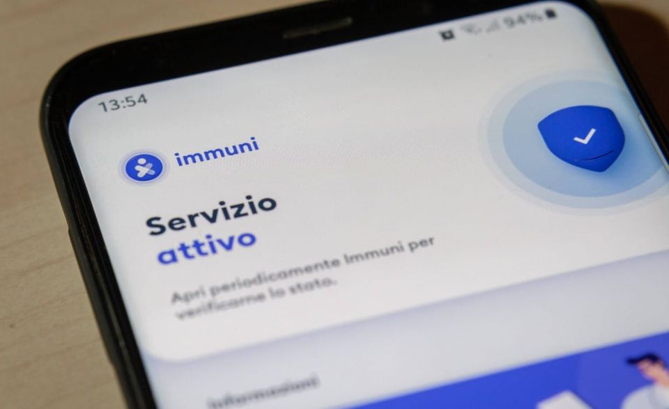 Seit Anfang Juni ist die App „Immuni“ in Italien aktiv. Bis Anfang Oktober hatten rund sieben Millionen Italiener die Tracing-App heruntergeladen. Laut Nutzerzahlen des Betreibers von Oktober gibt es dabei regionale Unterschiede: Während rund 15,9 Prozent der Nutzer in den Abruzzen und weitere 15,5 Prozent in der Emilia Romagna leben, sind die Zahlen in Sizilien (7,8 Prozent) und Kalabrien (8,2 Prozent) gerade einmal halb so hoch. Auch Urlauber können die Anwendung nutzen, die mittlerweile in fünf Sprachen aktiv ist. „Immuni“ zählte gemeinsam mit der deutschen und der finnischen Corona-Warn-App zu den ersten drei Anwendungen, die seit Mitte Oktober mit der neuen europäischen Datenplattform zum Austausch von Infektionswarnungen vernetzt sind.