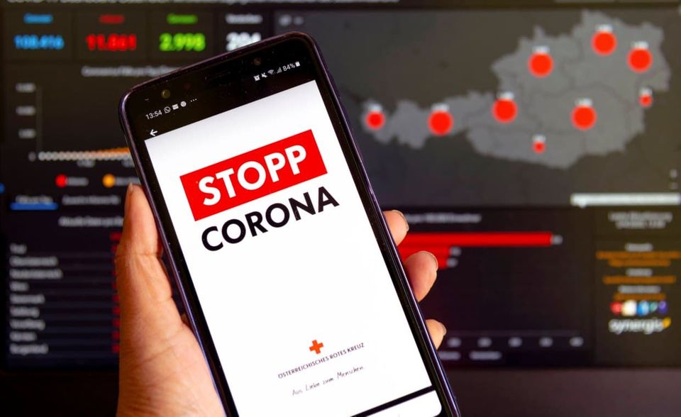 Österreich hat seine „Stopp Corona“-App angesichts der steigenden Fallzahlen einem Update unterzogen. Die App, die vom Österreichischen Roten Kreuz betrieben wird, ist schon seit Ende März im Einsatz. Etwas mehr als jeder Zehnte hat „Stopp Corona“ mittlerweile heruntergeladen. Etwa die Hälfte benutzt die Anwendung auch aktiv. Im Lockdown will die österreichische Regierung aber noch stärker auf die App setzen. Laut der österreichischen Ärztekammer gelte sie beim Contact Tracing als unverzichtbar. Ab dem 14. Dezember soll sich „Stopp Corona“ außerdem mit der europäischen Warnplattform für nationale Apps vernetzen.