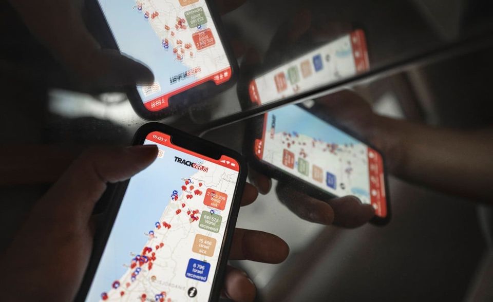 Schon im Sommer verpasste Israel seiner Tracing-App „Ha-Magen“ eine Auffrischungskur. Zwar hatte die App im ersten Monat nach Launch schon etwa zwei Millionen israelische Nutzer, technische Defekte wie Fehlalarme erschwerten allerdings ihre Genauigkeit. In der neuen Version „Ha-Magen 2.0“ sind diese Fehler behoben. Anstatt auf GPS-Daten setzt die App beim Tracing nun auf Bluetooth. „Ha-Magen 2.0“ ist seit Ende Juli im Einsatz. Israelischen Medienberichten zufolge soll die Regierung aufgrund des mäßigen Erfolgs der App aber bereits an einer neuen Anwendung arbeiten. Diese soll sich auf Unternehmen konzentrieren, berichtet die Zeitung Haaretz.