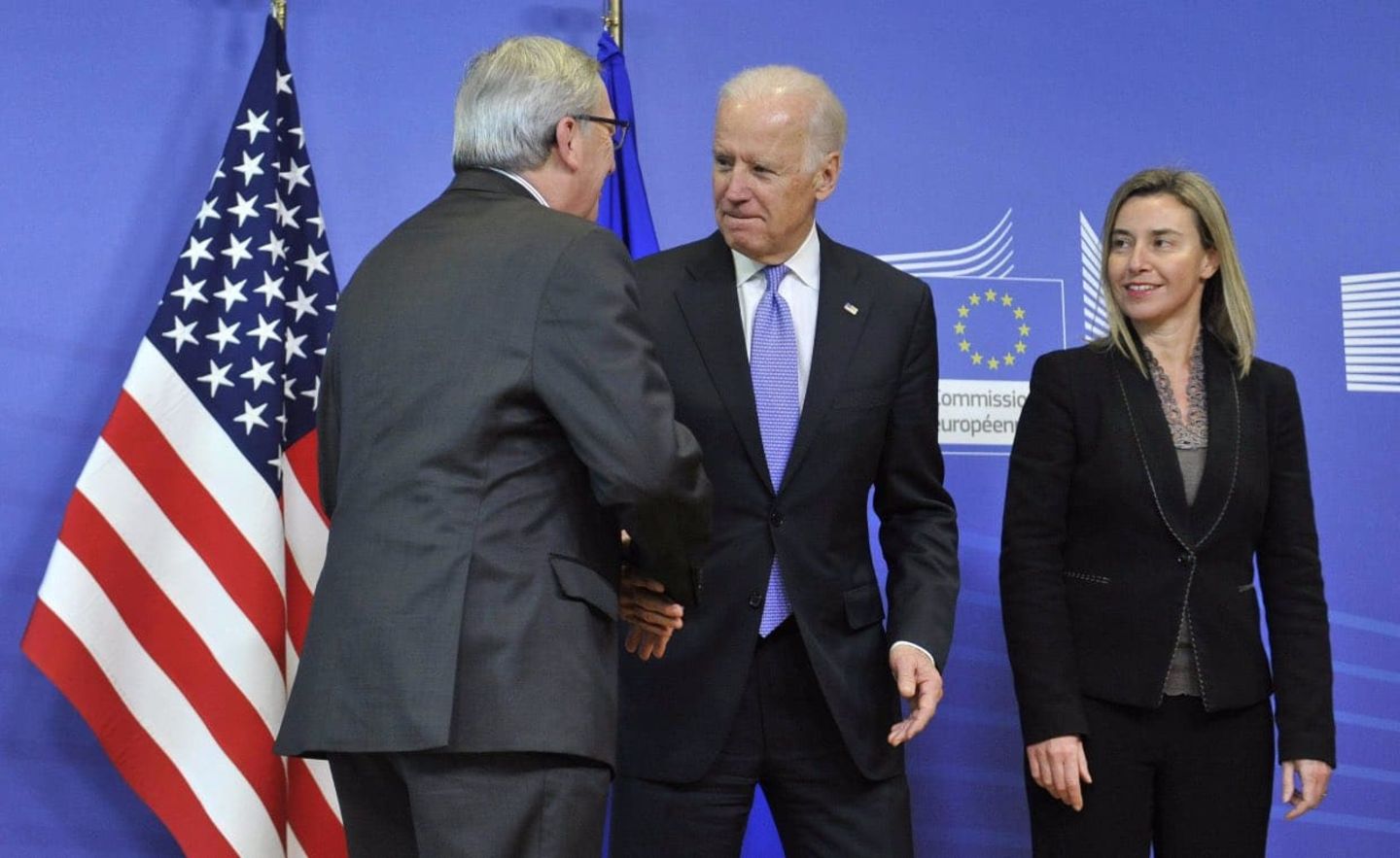 Aktiv für den Freihandel unter Barack Obama: US-Vizepräsident Joe Biden 2015 mit EU-Kommissionspräsident Jean-Claude Juncker und der Außenbeauftragten Federica Mogherini in Brüssel.