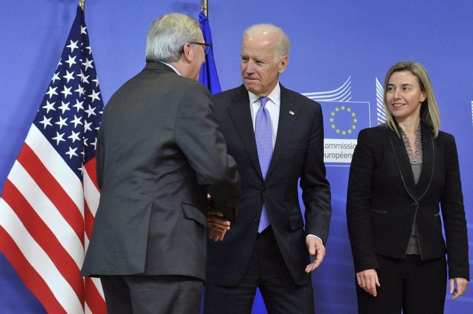 Aktiv für den Freihandel unter Barack Obama: US-Vizepräsident Joe Biden 2015 mit EU-Kommissionspräsident Jean-Claude Juncker und der Außenbeauftragten Federica Mogherini in Brüssel.