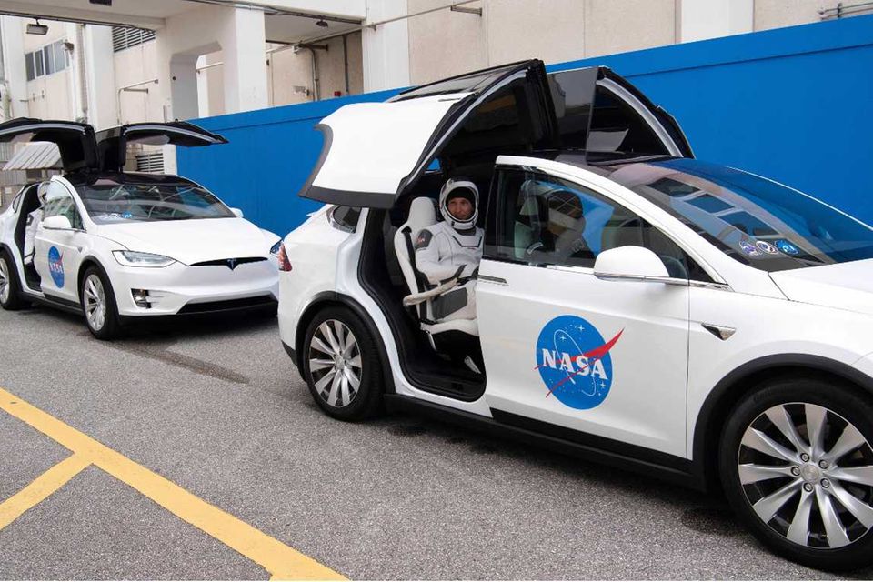 Von PR verstehen sie was bei Tesla: Astronauten werden im E-Auto zur Startrampe gefahren
