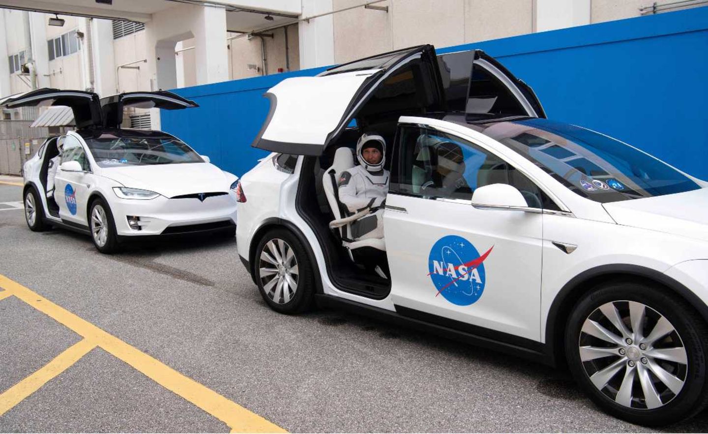 Von PR verstehen sie was bei Tesla: Astronauten werden im E-Auto zur Startrampe gefahren