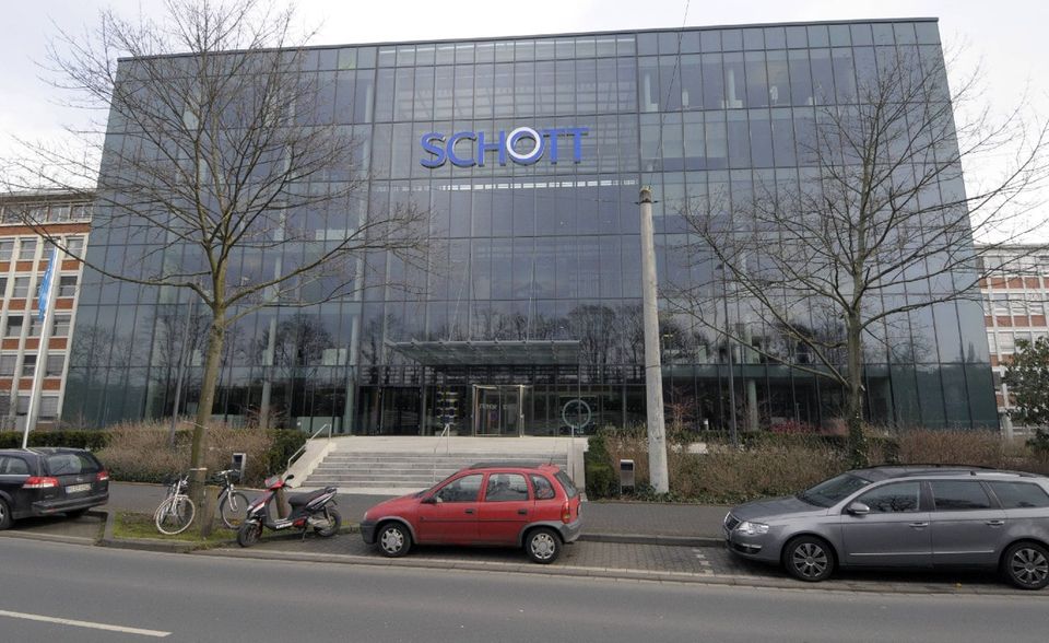Der Mainzer Glasproduzent Schott ist spezialisiert auf Spezialglas und Glaskeramik und könnte einen entscheidenden Bestandteil zur Lieferkette des Covid-Impfstoffes beitragen. Impfstoff-Fläschchen werden aus hochreinem Glas hergestellt, damit Partikel den Impfstoff nicht verunreinigen können. Dieses Borosilikatglas erfand Firmengrüner Otto Schott im Jahr 1887. Dieses Glas soll nun auch bei der Fertigung der Fläschchen für einen Covid-Impfstoff zum Einsatz kommen. Nach eigenen Angaben hat das Unternehmen bereits Vereinbarungen mit Impfstoff-Produzenten in Nordamerika, Europa und Asien getroffen. Unter anderem ist Schott an der „Operation Warp Speed“, dem Impfstoffprogramm der US-amerikanischen Regierung, beteiligt.