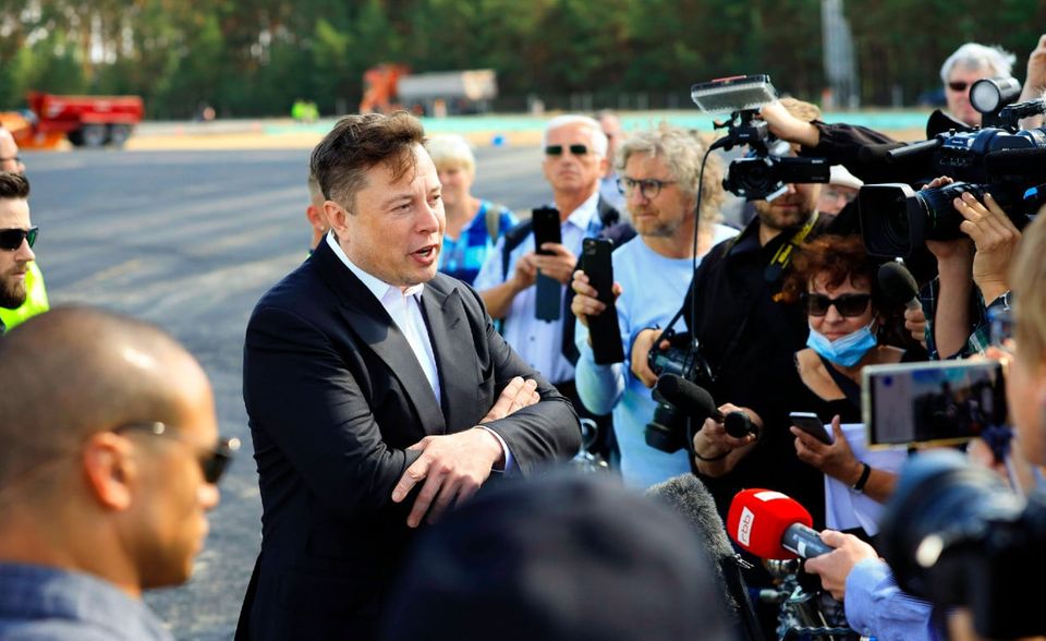 An „RNA-Minifabriken“ zur Impfstoffherstellung arbeitet Tesla-Chef Elon Musk nach eigenen Angaben mit dem Tübinger Biotechunternehmen Curevac – und möglicherweise anderen Entwicklern von Covid-19-Impfstoffkandidaten. Über das Geschäft twitterte Musk, im Bild beim Richtfest der Tesla Gigafactory Berlin-Brandenburg, schon im Juli: „Tesla baut als Nebenprojekt RNA-Minifabriken für Curevac und möglicherweise andere.“ Im August bestätigte Curevac dem Businessinsider, mit der Tesla-Tochter Grohmann, die den so genannten Drucker gebaut haben soll, ein Patent angemeldet zu haben. Solche mobile, automatisierte mRNA-Produktionseinheiten waren ursprünglich mit öffentlichen Forschungsgeldern zur Produktion von Impfstoffen gegen Lassa-Fieber, Tollwut und Gelbfieber geplant.