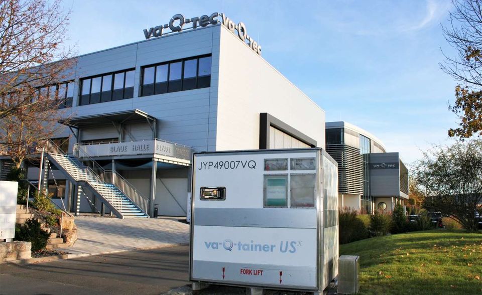 2001 wurde das Unternehmen Va-q-tec aus der Universität Würzburg heraus gegründet. Heute leistet das Unternehmen mit seinen Kühlboxen einen wichtigen Beitrag im Transport eines möglichen Covid-Impfstoffs. Ihre Boxen garantieren Temperaturen von bis zu minus 80 Grad für mehrere Tage. Das ist wichtig, denn der Impfstoff von Biontech und Pfizer muss bei minus 70 Grad gelagert werden. Ein großer Impfstoff-Produzent soll hier bereits Boxen bestellt haben – welcher Produzent das war, ist nicht bekannt. Die Transportboxen von Va-q-tec kamen bereits bei der Versendung der Corona-Testkits im Frühjahr zum Einsatz.