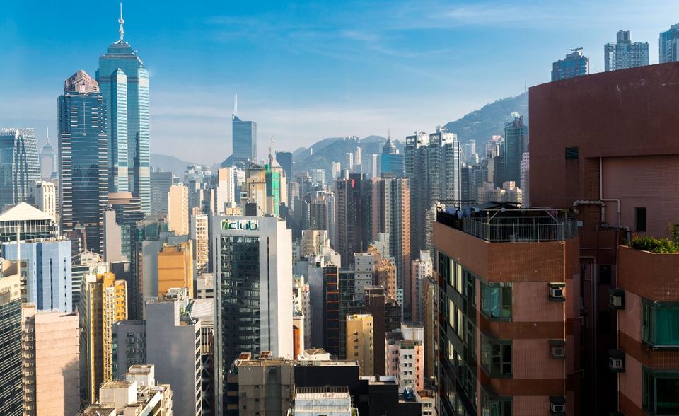 Als Sonderverwaltungszone ist Hongkong wirtschaftlich von China unabhängig. Auch als US-Gläubiger wird die Stadt gesondert ausgewiesen. Als asiatisches Bankenzentrum nutzen viele Investoren den Standort, um von dort US-Wertpapiere zu kaufen. Mit 245,5 Mrd. US-Dollar entspricht der Anteil, den Hongkong an US-Staatsanleihen hält, etwas mehr als drei Prozent. Damit liegt Hongkong vor Ländern wie Indien, Russland – und auch Deutschland. Die Bundesrepublik hält rund 74,8 Mrd. US-Dollar an amerikanischen Staatsanleihen. Das entspricht einem Anteil von einem Prozent.