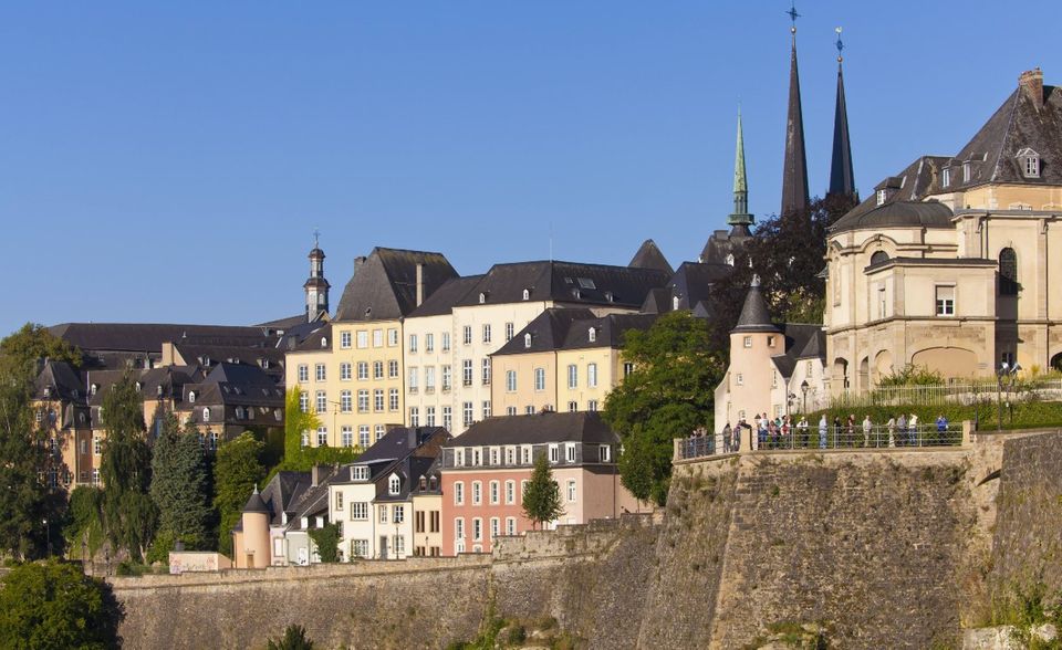 Luxemburg ist kleiner als der kleinste US-Bundesstaat Rhode Island. Das Großherzogtum und vor allem die dort ansässigen Finanzinstitute halten aber US-Staatsanleihen im Umfang von 262,5 Mrd. US-Dollar – damit kommt Luxemburg auf einen Anteil von knapp vier Prozent unter den US-Gläubigern. Viele große Fondsgesellschaften betreiben ihr Geschäft aus dem deutschen Nachbarland aus.