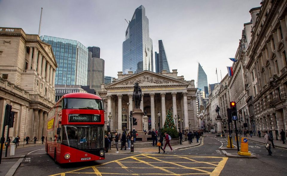 Während der Brexit die Wirtschaft schwächt, setzt Großbritannien zunehmend auf US-Staatsanleihen. Bereits im Frühjahr verzeichneten die Briten ein Achtjahreshoch. Seitdem ist der Anteil mit knapp 429 Mrd. US-Dollar leicht gesunken. Damit entfallen auf das Vereinigte Königreich mit seinem Finanzzentrum aber immer noch sechs Prozent der amerikanischen Staatsanleihen in ausländischer Hand.