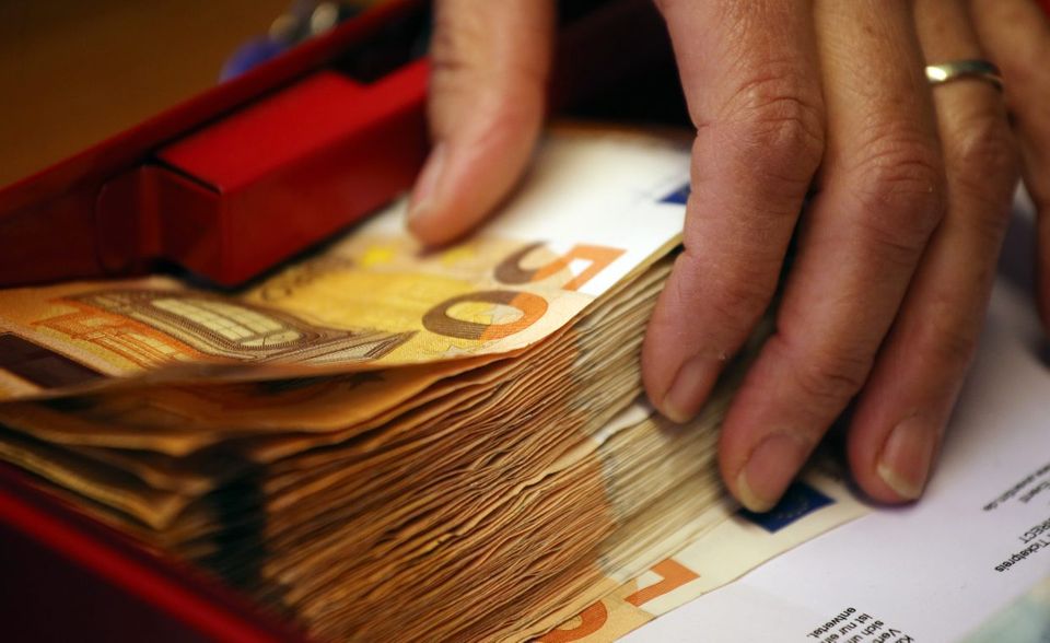 Nicht jeder Deutsche kann einen plötzlichen Geldsegen einfach auf die hohe Kante legen. 28 Prozent der Befragten gaben an, nicht die gesamten 100.000 Euro investieren oder anlegen zu wollen. Hier waren sich Frauen und Männer ziemlich einig.
