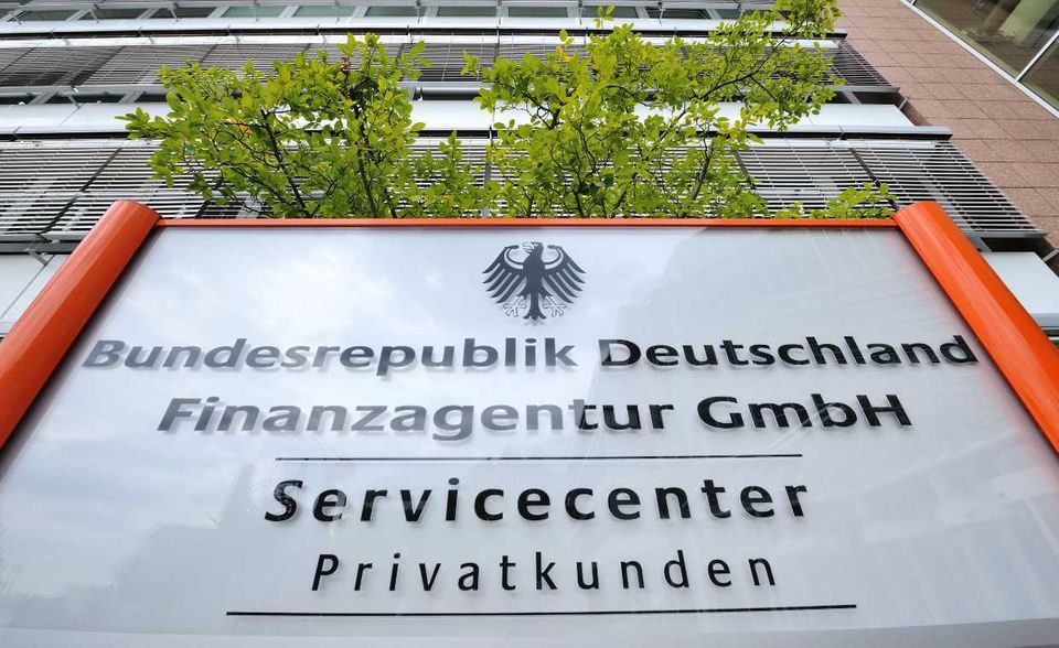 Fast jeder dritte Befragte (32 Prozent) würde 100.000 Euro in Anleihen und festverzinsliche Wertpapiere investieren. Männer waren hier mit 39 Prozent wieder deutlich eher bereit, ein Risiko einzugehen, als Frauen (25 Prozent).