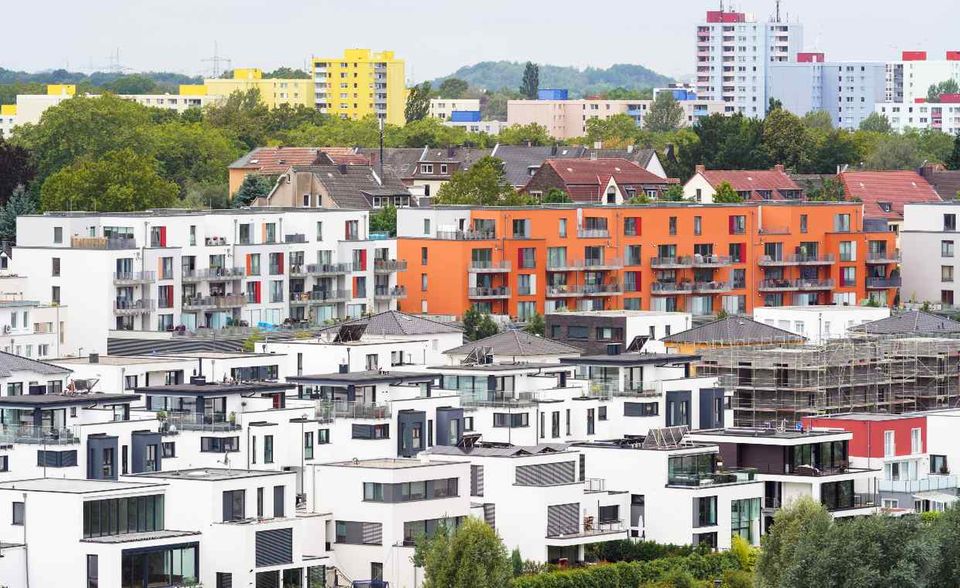 Immobilien gelten insbesondere in Krisenzeiten neben Gold als sichere Investition. Sie landeten unter den beliebtesten Anlageformen der Deutschen mit 45 Prozent auf Platz drei. Frauen und Männer waren sich hier einig.
