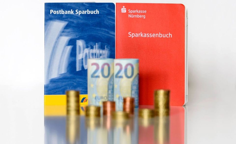 Trotz minimaler Erträge – wenn überhaupt – gehören Sparbuch, Spareinlagen und Sparverträge laut Statista weiterhin zu den beliebtesten Anlageformen der Deutschen. 50 Prozent der Befragten votierten für sie, 51 Prozent der Frauen und 49 Prozent der Männer. Völlig unterschiedlich fiel das Urteil über den anderen Erstplatzierten des Rankings aus.