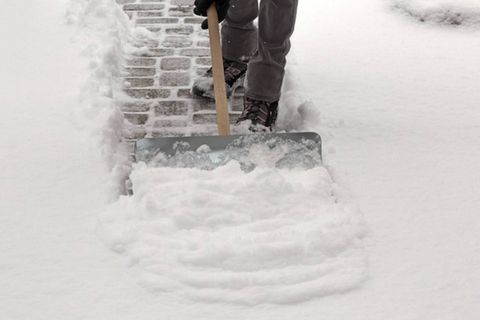 Hausbesitzer müssen im Winter für freie Gehwege sorgen