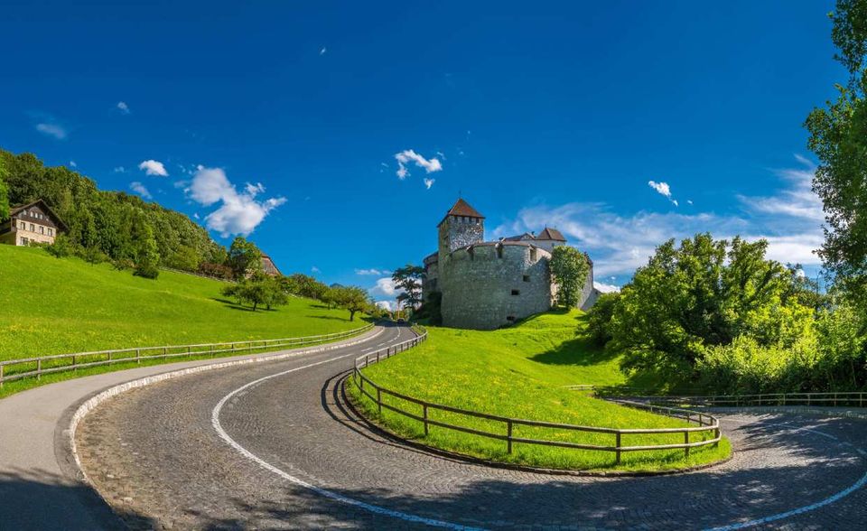 „Das Fürstentum ein echtes Binnenland“, heißt es auf der offiziellen Internetseite. Liechtenstein verfügt demnach über keinen Flugplatz, Hafen oder eine eigene Autobahn. Die Landesführung war dem Automobil anfangs skeptisch gegenüber eingestellt. Sie wollte den Verkehr 1909 mithilfe von Fahrverboten und Durchfahrtsgebühren einschränken. Vor dem 1. Weltkrieg waren in Liechtenstein jeweils zwei Autos und Motorräder zugelassen.