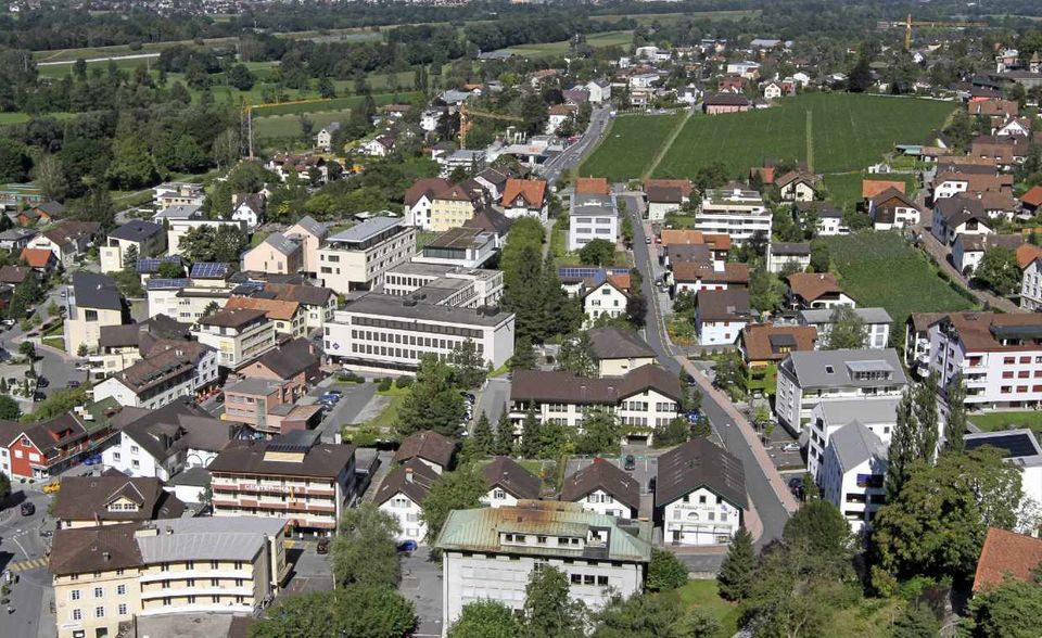 Liechtenstein ist rund 160 Quadratmeter groß. Das macht das Fürstentum zum viertkleinsten Staat Europas und zum sechstkleinsten Staat der Welt. Liechtenstein misst an der längsten Stelle 24,8 Kilometer. Der westliche Nachbar Schweiz ist rund 260-mal größer.