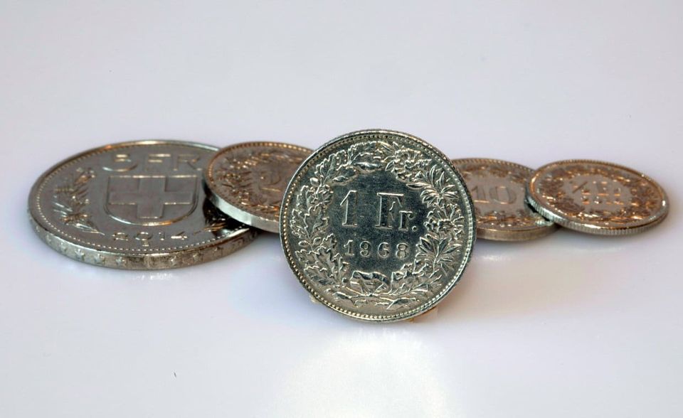 Liechtenstein besitzt keine eigene Währung. Der Schweizer Franken ist seit 1924 offizielle Landeswährung. Meist wird auch der Euro akzeptiert. Die Amtssprache ist deutsch. Gesprochen wird jedoch ein alemannischer Dialekt.
