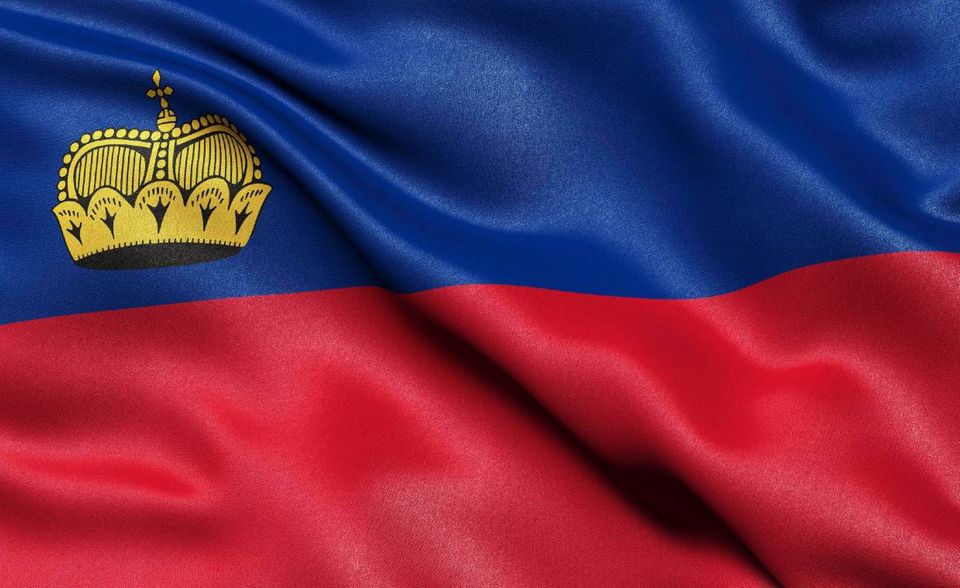 Liechtenstein ist nicht Mitglied der Europäischen Union. 1990 – vier Jahre nach Einführung des Frauenwahlrechts – trat das Fürstentum den Vereinten Nationen bei. 1992 folgte nach einer Volksabstimmung die Teilnahme am Europäischen Wirtschaftsraum (EWR). Das lohnte sich. „In den ersten fünf Jahren der EWR-Mitgliedschaft wird ein beschleunigtes Beschäftigungswachstum beobachtet“, heißt es in einer Broschüre der Landesverwaltung. „1999 werden 20 Prozent mehr Beschäftigte als 1994 registriert. 2015 bewerten 85 Prozent der Bevölkerung die Mitgliedschaft als positiv.“ Das Landesamt für Statistik wurde übrigens erst 2009 eingerichtet.