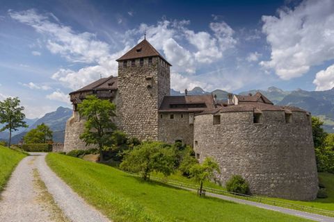 Das Bruttoinlandsprodukt Liechtensteins lag 2016 bei 6,1 Milliarden Schweizer Franken. Der monatliche Brutto-Durchschnittslohn (Median) belief sich auf 6603 Schweizer Franken.