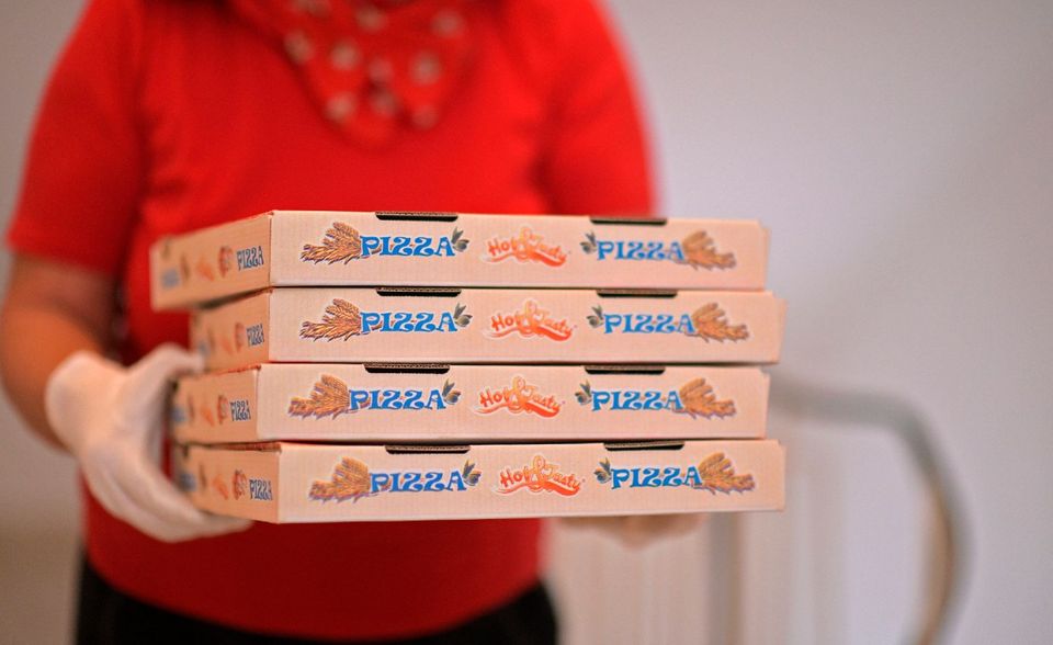Jede sechste Pizza, die in Deutschland gegessen wird, stammt aus Liechtenstein, genauer gesagt von der Ospelt Gruppe. So heißt es auf der offiziellen Internetseite des Fürstentums. Die Ospelt Gruppe beliefert Supermarktketten mit Fertigprodukten. Darunter sind Lidl und Aldi, wie die Schweizer „Handelszeitung“ 2018 berichtete.