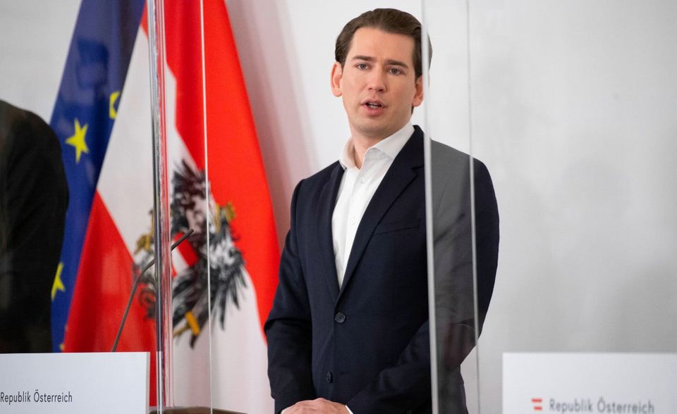 #5 Österreich Österreich war zu Beginn der Corona-Pandemie in Europa vor allem wegen des Infektions-Hotspots Ischgl in den Schlagzeilen. Nun trifft die zweite Corona-Welle das Nachbarland Deutschlands besonders schwer. Diese zweite Welle dürfte sich mit ihren wirtschaftlichen Auswirkungen jedoch erst im vierten Quartal bemerkbar machen. Im dritten Quartal verzeichnete Österreich einen Rückgang des BIP um 5,3 Prozent gegenüber dem Vorjahreszeitraum. Damit legte das BIP gegenüber dem zweiten Quartal dieses Jahres wieder um 11,1 Prozent zu.