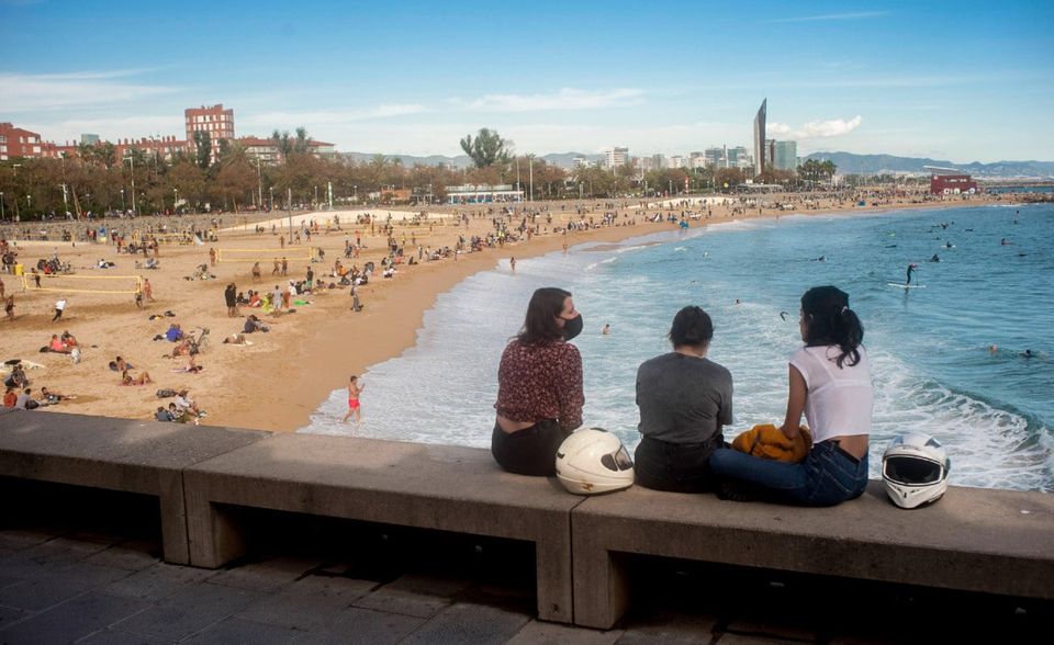 #1 Spanien Spanien wurde von der ersten Welle der Corona-Pandemie besonders betroffen, das Land verzeichnete besonders viele Infizierte und Todesfälle. Dementsprechend heftig traf die Krise auch die Wirtschaft: Im zweiten Quartal brach das BIP um 21,5 Prozent ein. Im Vergleich zu diesem Quartal legte das BIP zuletzt wieder um ganze 16,7 Prozent zu. Vom Stand des Vorjahres ist jedoch auch Spanien noch weit entfernt: Im Vergleich zum dritten Quartal 2019 brach das BIP im dritten Quartal 2020 um 8,7 Prozent ein. Besonders getroffen hat die Corona-Krise den Tourismus. Vor Corona trug dieser Sektor etwa 15 Prozent zum BIP bei.