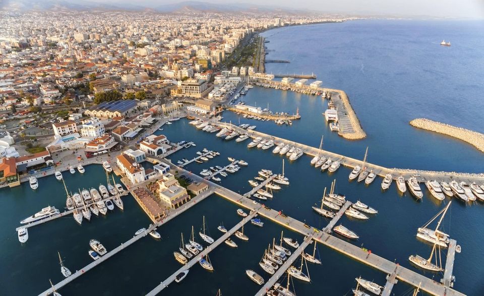 Der Einbruch beim Tourismus macht der Republik Zypern zu schaffen: Hier ging das BIP im Vergleich zum Vorjahresquartal im dritten Quartal um 4,4 Prozent zurück. Im Vergleich zum zweiten Quartal erholte sich das BIP um 9,4 Prozent. Von April bis Juni verzeichnete das Land noch einen Rückgang um mehr als zwölf Prozent.