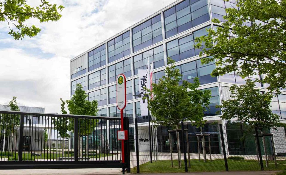 Das US-Medizintechnikunternehmen Stryker belegte in der Rangliste Platz fünf. 89 Prozent der weltweit etwa 40.000 Beschäftigten lobten den Angaben zufolge ihren Arbeitgeber.